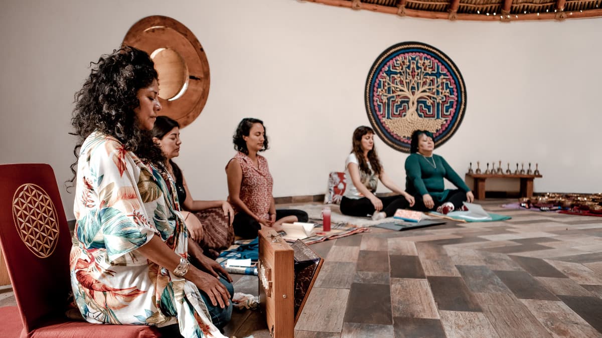 Un grupo en meditación durante una experiencia sonora