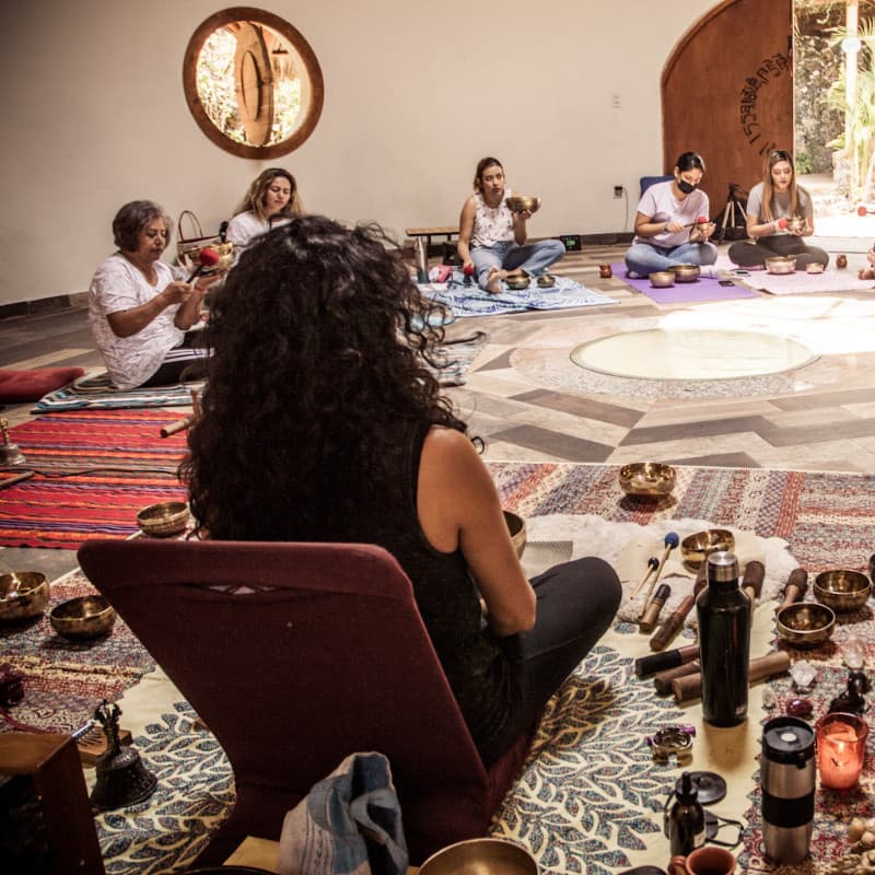 Clase de certificación de terapia de sonido en curso
